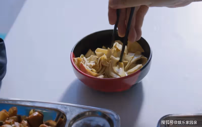 《江河日上》食堂廚師都懂政治!一個「副」字差距,全藏在飯菜里
