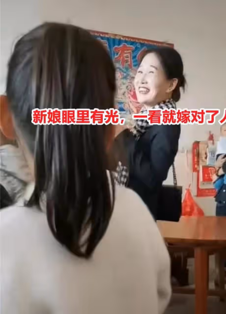 廣東女子婚後回門,笑容明媚、身材婀娜,新郎入了迷:願意寵著她