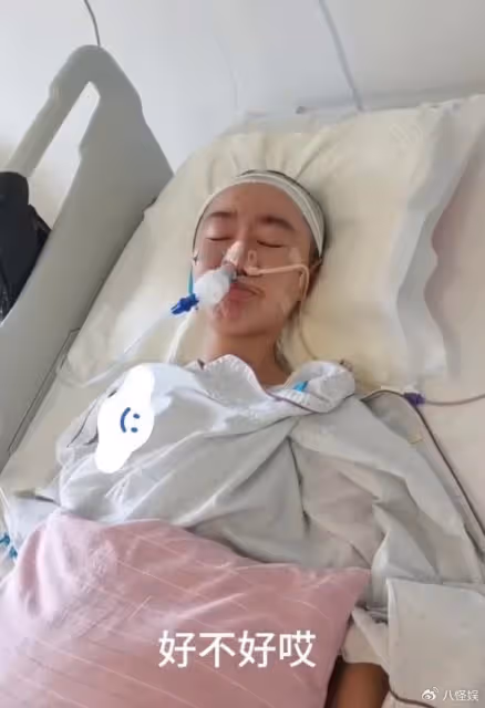 點讀機女孩術後出ICU，意識清醒但還不能說話，重獲新生激動落淚