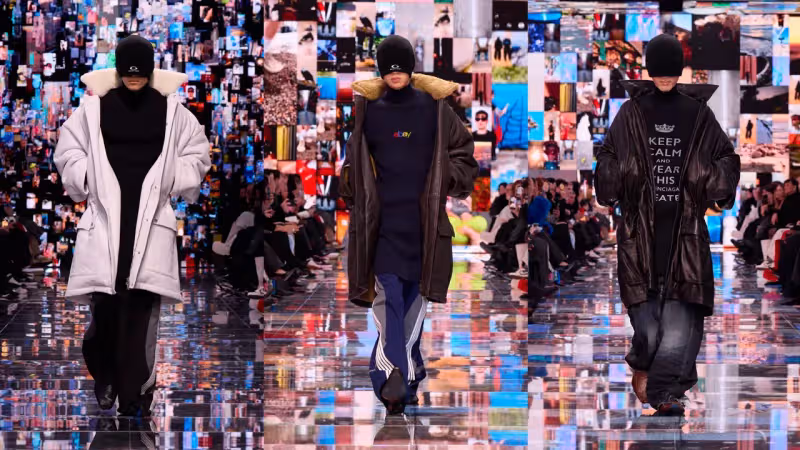 巴黎時裝周｜BALENCIAGA榮登最怪秀　成堆內衣變禮服大玩諷刺遊戲