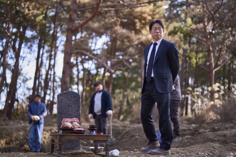 《破墓》連霸2周票房冠軍！崔岷植戲院打片突cue車銀優嚇壞金高銀