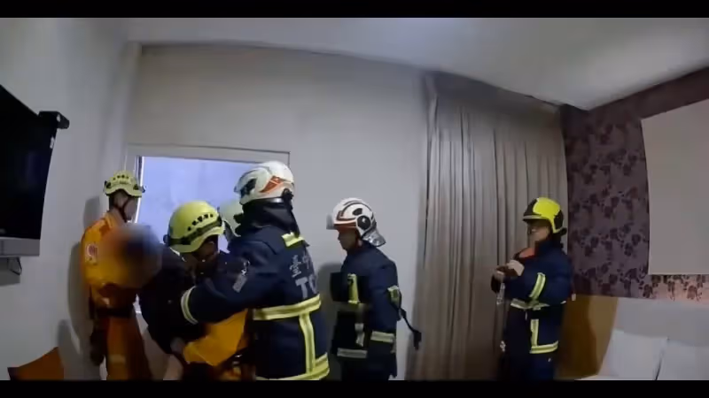 毒販變身蜘蛛人！爬8樓外牆躲警　警消先救援再逮人