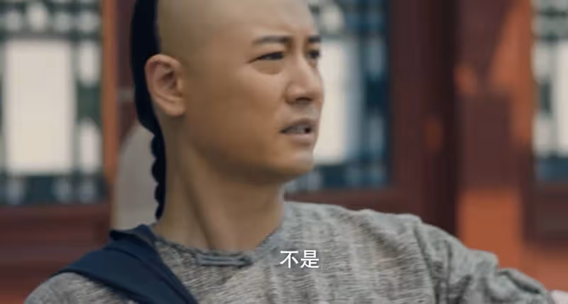 女演員「強行扮嫩」的風又刮到了年代劇里,一臉褶子扎雙馬尾真尬
