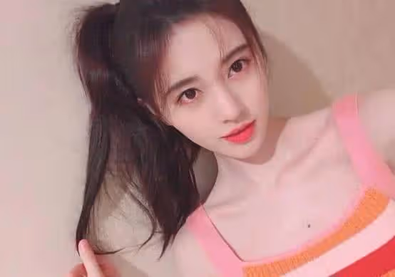 鞠婧禕曬出春日照,「蜜桃唇」粉美惹人愛,是甜甜的小公主無疑了