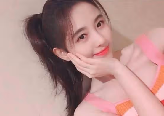 鞠婧禕曬出春日照,「蜜桃唇」粉美惹人愛,是甜甜的小公主無疑了