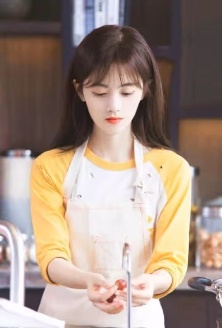 鞠婧禕曬出春日照,「蜜桃唇」粉美惹人愛,是甜甜的小公主無疑了