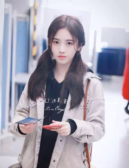 鞠婧禕曬出春日照,「蜜桃唇」粉美惹人愛,是甜甜的小公主無疑了
