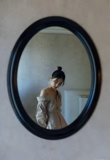 張子楓時尚太「著急」,穿露肩小V領短裙,躺在浴缸里拍照太美了