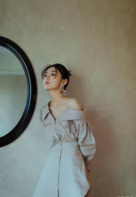 張子楓時尚太「著急」,穿露肩小V領短裙,躺在浴缸里拍照太美了