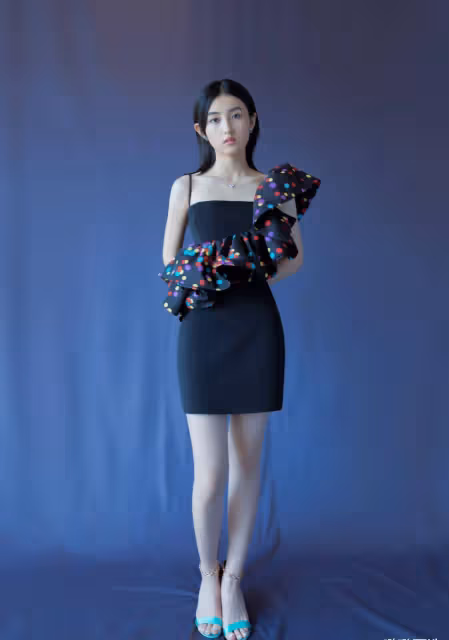 張子楓時尚太「著急」,穿露肩小V領短裙,躺在浴缸里拍照太美了