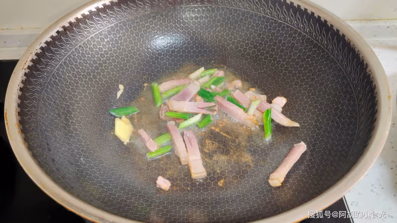 雞蛋和它一塊煮，口口鮮嫩賽吃肉！經常燒一盤，高鉀高營養，鮮嫩下飯湯都不剩