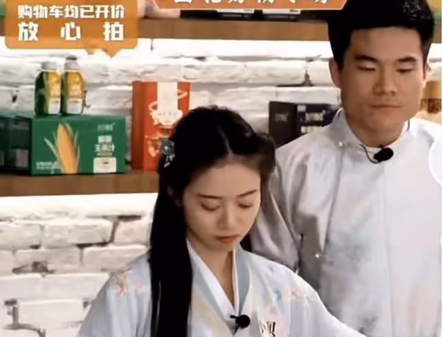 董宇輝曝女神節後,立馬給新主播小貝送鮮花被拒,原因夠笑三天