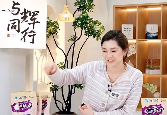 董宇輝曝女神節後,立馬給新主播小貝送鮮花被拒,原因夠笑三天