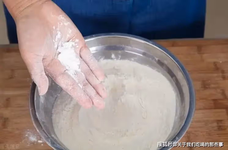 蒸饅頭，只放酵母是「外行」，多加3種食材，饅頭香軟筋道更好吃