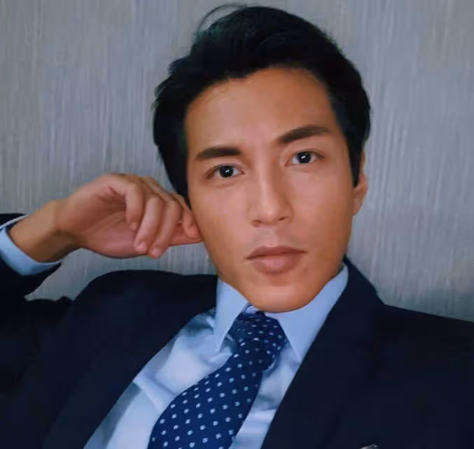 香港男星黃俊豪因高顏值走紅,與俄羅斯美女戀愛8年,躋身富婆圈