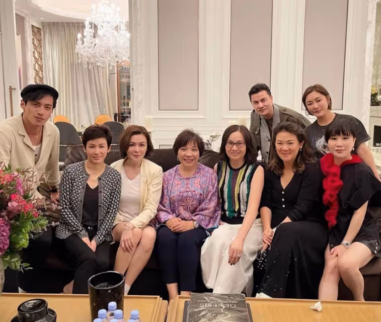 香港男星黃俊豪因高顏值走紅,與俄羅斯美女戀愛8年,躋身富婆圈