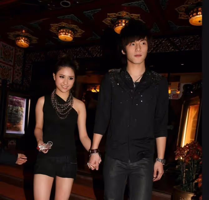 香港男星黃俊豪因高顏值走紅,與俄羅斯美女戀愛8年,躋身富婆圈