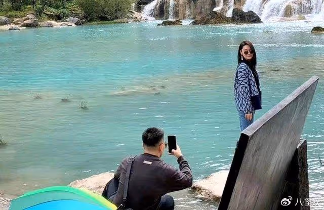 張馨予曬老公,何捷留長頭髮穿千元潮牌超帥,在「女兒」面前爭寵