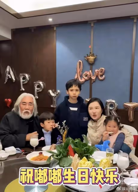 杜星霖回應網友質疑,張紀中為老婆送上鮮花,兩人又撒了一把狗糧