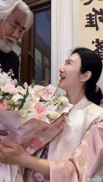 杜星霖回應網友質疑,張紀中為老婆送上鮮花,兩人又撒了一把狗糧