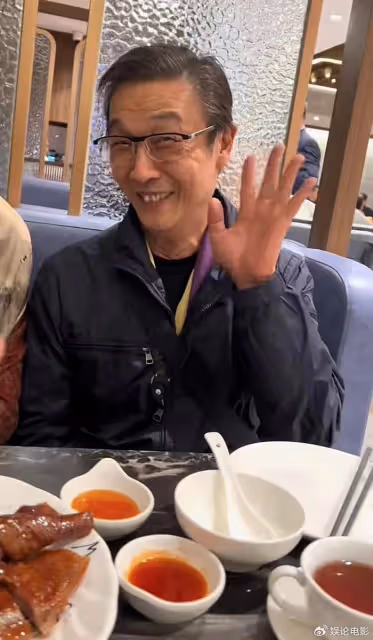 李立群一家三口看望老友劉松仁,曾合作過多部作品,劉松仁顯年輕