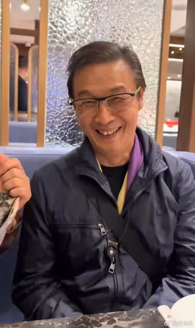 李立群一家三口看望老友劉松仁,曾合作過多部作品,劉松仁顯年輕