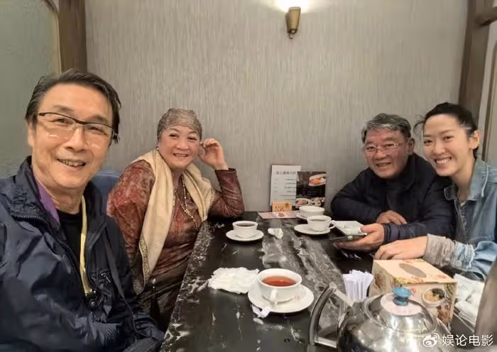 李立群一家三口看望老友劉松仁,曾合作過多部作品,劉松仁顯年輕