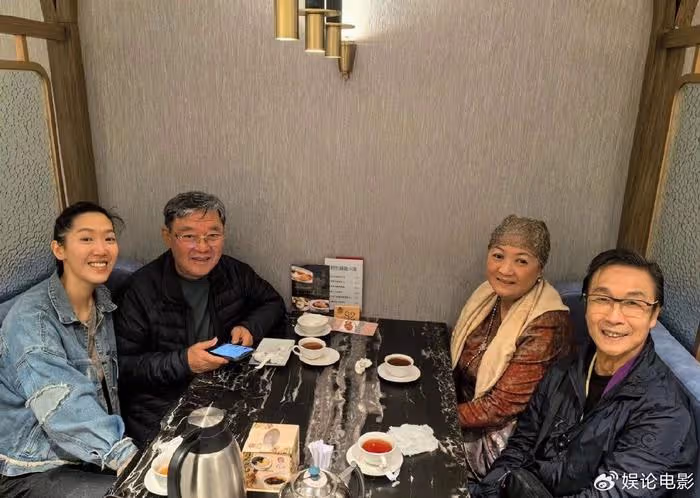 李立群一家三口看望老友劉松仁,曾合作過多部作品,劉松仁顯年輕