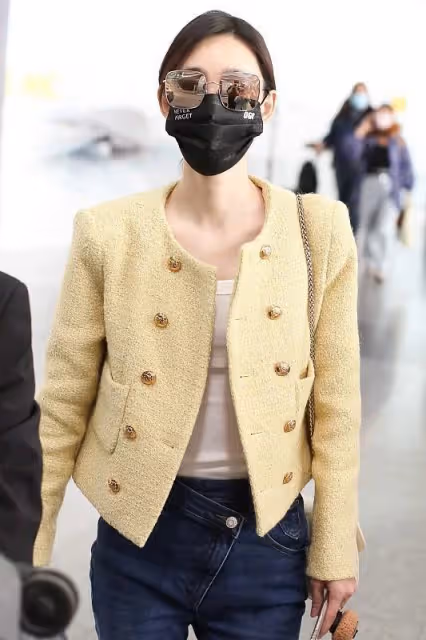 王麗坤的身材真好,白色背心配H版外套優雅知性,好有女人味