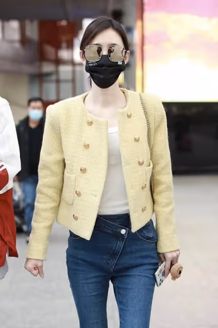 王麗坤的身材真好,白色背心配H版外套優雅知性,好有女人味