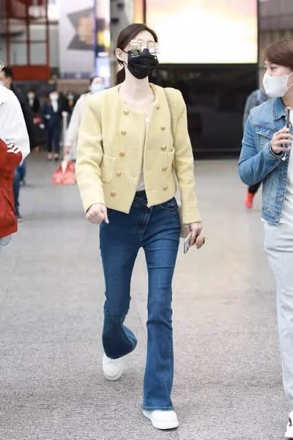 王麗坤的身材真好,白色背心配H版外套優雅知性,好有女人味