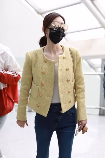 王麗坤的身材真好,白色背心配H版外套優雅知性,好有女人味