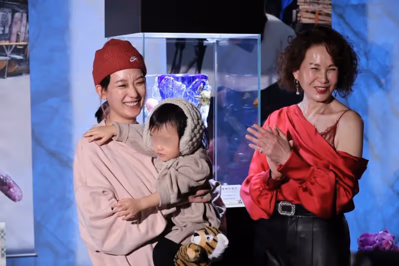 黃子佼何時復出？孟耿如首帶女兒露面鬆口了