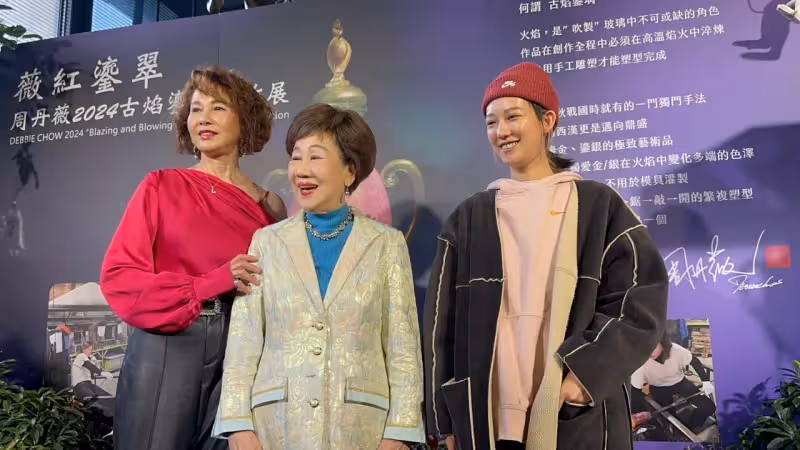孟耿如帶愛女力挺乾媽周丹薇展覽　黃玉米首露面被閃光燈嚇哭