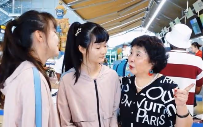 74歲盛海琳攜雙胞胎女兒出國游!14歲暴風抽高,為了掙錢不顧安危
