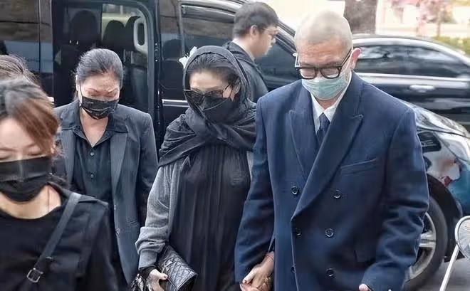 張蘭這次被罵得太難聽了!為了賣貨,直播間模仿大S靈堂裝扮!