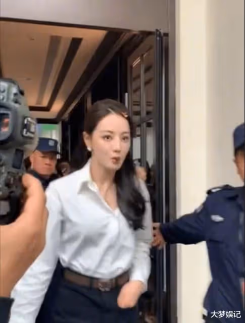 學韓韶禧叼筆蓋？迪麗熱巴咬餅乾被罵「刻意油膩」：氣質模仿不了