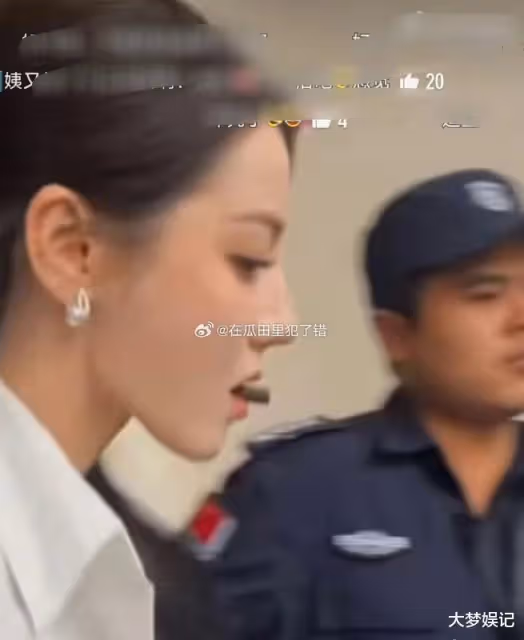 學韓韶禧叼筆蓋？迪麗熱巴咬餅乾被罵「刻意油膩」：氣質模仿不了