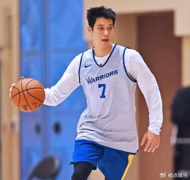 35歲林書豪宣布即將當爹，菲律賓妻子挺孕肚陪他打比賽，眾隊友祝賀
