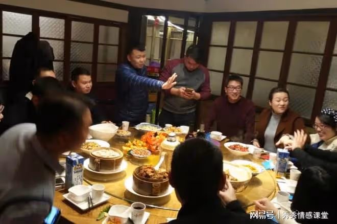 初七同學聚會,通知15人卻來了21人,聚會場景讓我終生難忘