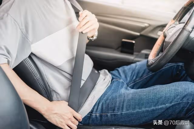 同事借我的車回家奔喪，還車時「又髒又沒油」我氣得半死！ 坐到車裡「打開抽屜」我愣住了：該檢討的是我…