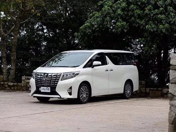 同事借我的車回家奔喪，還車時「又髒又沒油」我氣得半死！ 坐到車裡「打開抽屜」我愣住了：該檢討的是我…