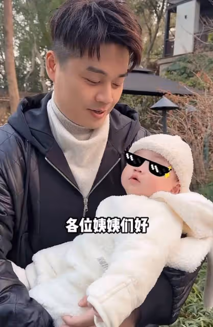 沈濤一家三口外出春遊,神秘太太高清正臉罕曝光,小板栗虎頭虎腦