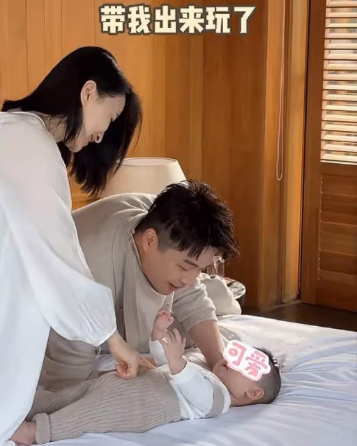 沈濤一家三口外出春遊,神秘太太高清正臉罕曝光,小板栗虎頭虎腦