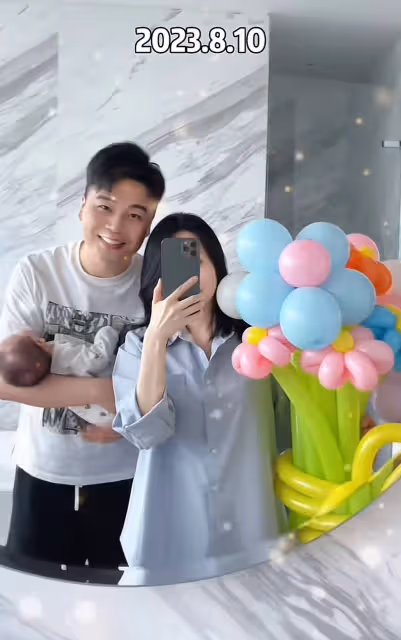 沈濤一家三口外出春遊,神秘太太高清正臉罕曝光,小板栗虎頭虎腦