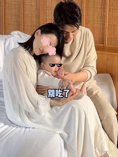 沈濤一家三口外出春遊,神秘太太高清正臉罕曝光,小板栗虎頭虎腦