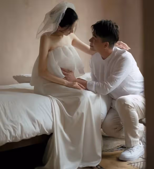 沈濤一家三口外出春遊,神秘太太高清正臉罕曝光,小板栗虎頭虎腦