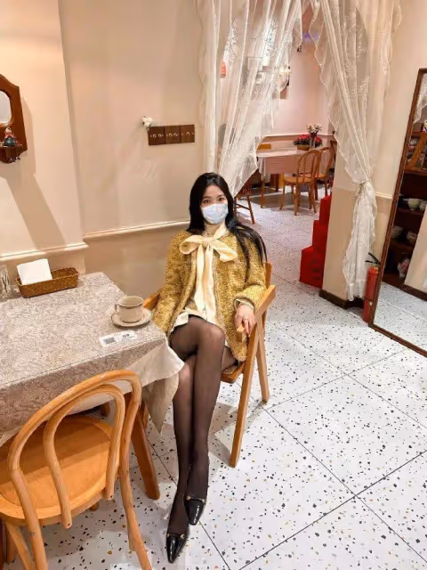 「黑絲高跟誘惑!穿上小香風外套,瞬間變身女神!」