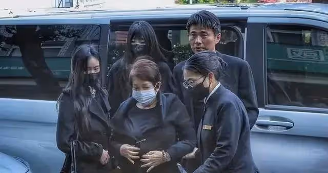 許雅鈞私生子出席葬禮,大S穿著引人注目,是否為轉移視線?