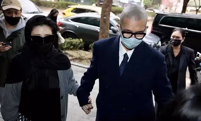 許雅鈞私生子出席葬禮,大S穿著引人注目,是否為轉移視線?
